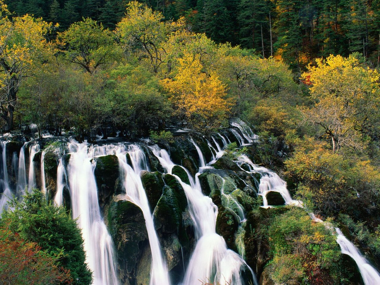 Foto: Waterfall Cascading In Nine Village Valley, Sichuan, China