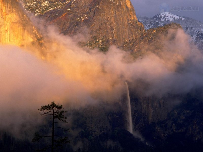 Foto: Cloud Shrouded Bridalveil Falls, From Discovery View, Yosemite National Park, California