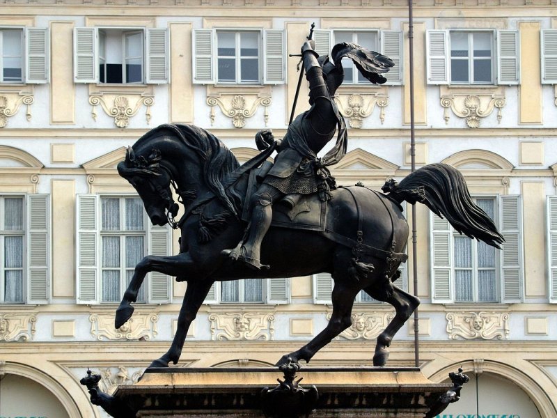 Foto: Statue Of The Duke Of Savoy, San Carlo Square, Turin, Italy