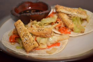 Recept online: Kapusta s uzen�m tofu: Kapusta du�en� ve v�varu, s kari, sojovou om��kou a kousky s�ra tofu