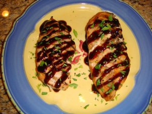 Recept online: Ku�e se smetanovou om��kou s limetkou a estragonem: Pe�en� ku�ec� prs��ka s limetkovou ���vou a m�slem, sypan� estragonem, pod�van� se smetanovou om��kou