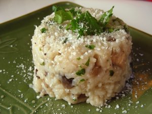 Recept online: Rizoto s ku�ec�m masem a houbami: R��e va�en� v ku�ec�m v�varu, sm�chan� s ku�ec�mi kousky , houbami , piniov�mi o��ky a parmez�nem