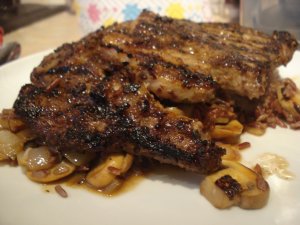 Recept online: Zape�en� hov�z� steaky: Hov�z� steaky zape�en� se smetanou a vrstvou �ampion�, kapari, raj�at a mozzarelly